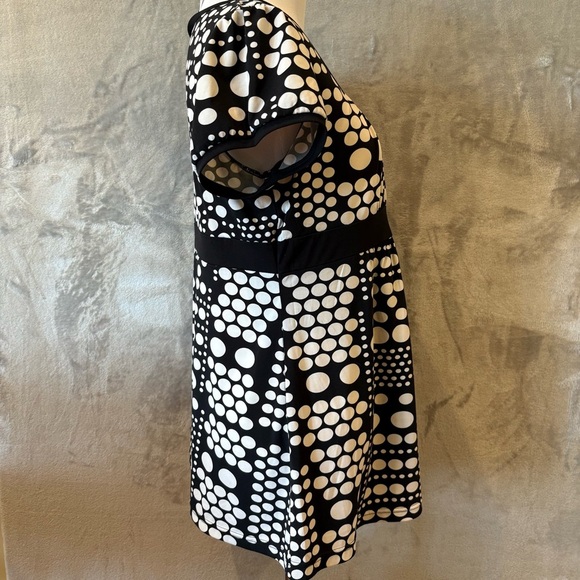 Polka-Dot Geometric Flowy Top Sz M - Picture 2 of 8